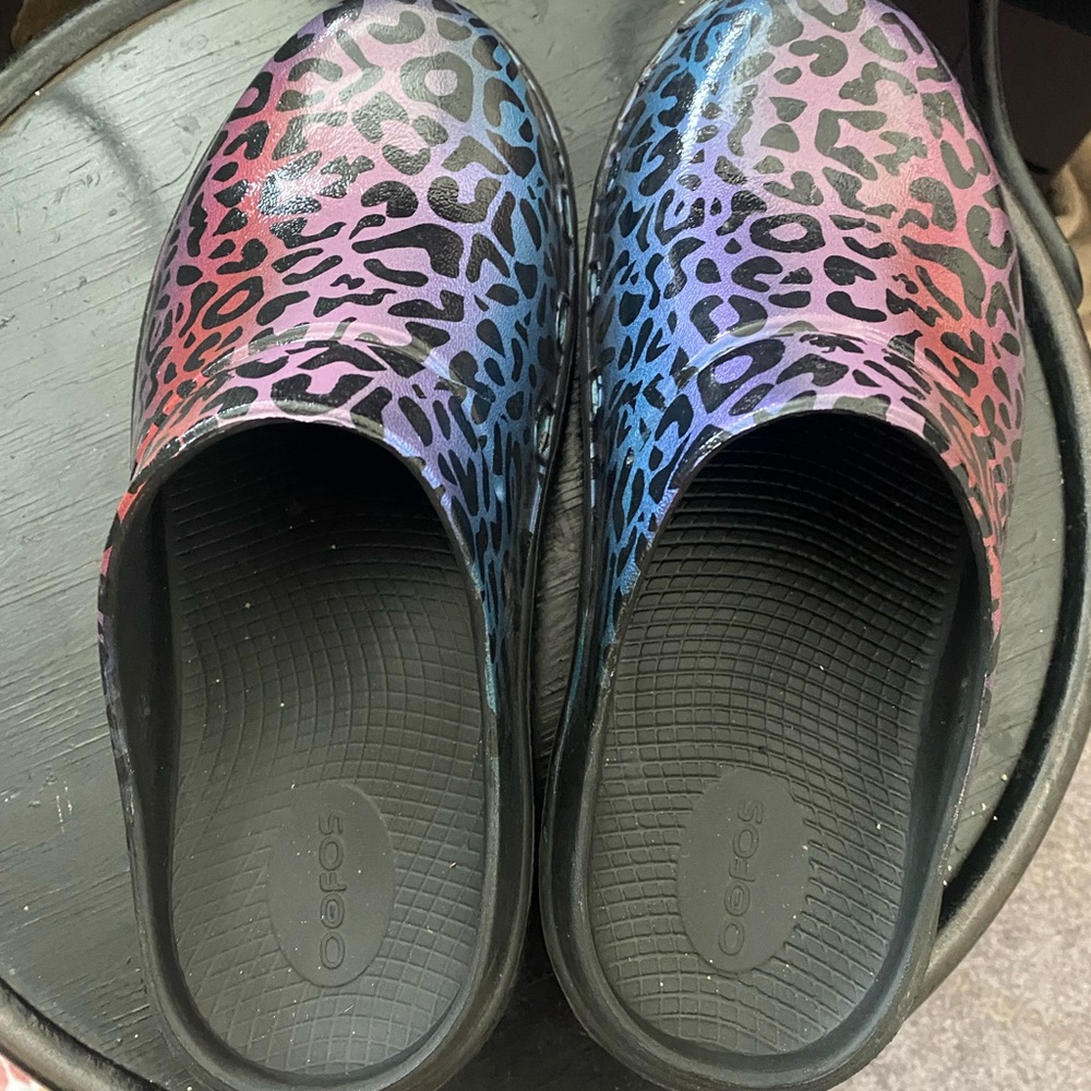 OOFOS Women's Slip-On Mules with Rainbow Leopard Print